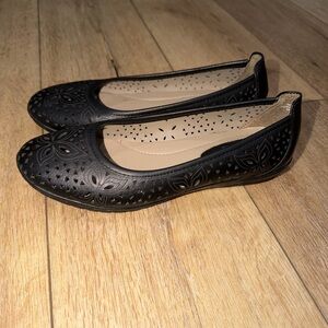 Axxiom Black Faux Leather Cut Out Women's Ballet Flats size 7